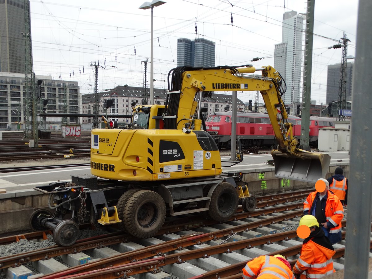 Liebherr 922 Rail Zweiwegebagger am 18.02.17 bei Bauarbeiten in Frankfurt am Main Hbf vom Bahnsteig aus fotografiert. Der Bahnsteig war gesperrt für Züge aber man durfte in betreten 