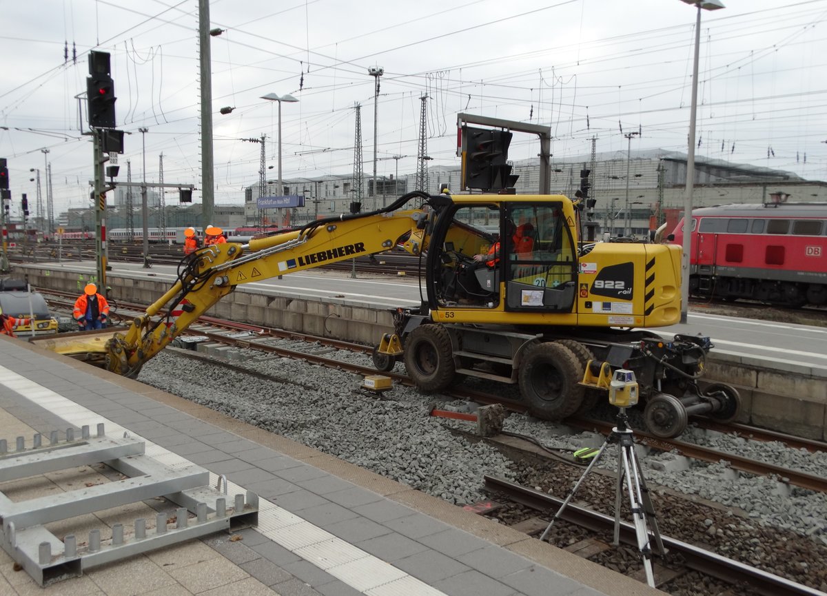 Liebherr 922 Rail Zweiwegebagger am 18.02.17 bei Bauarbeiten in Frankfurt am Main Hbf vom Bahnsteig aus fotografiert. Der Bahnsteig war gesperrt für Züge aber man durfte in betreten