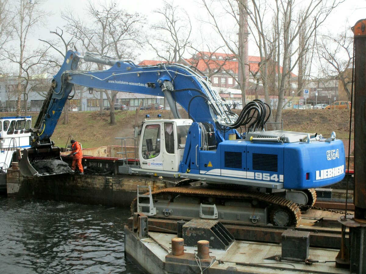 LIEBHERR 954 Kettenbagger am 10.02.2022 bei Wasserbauarbeiten in Berlin.