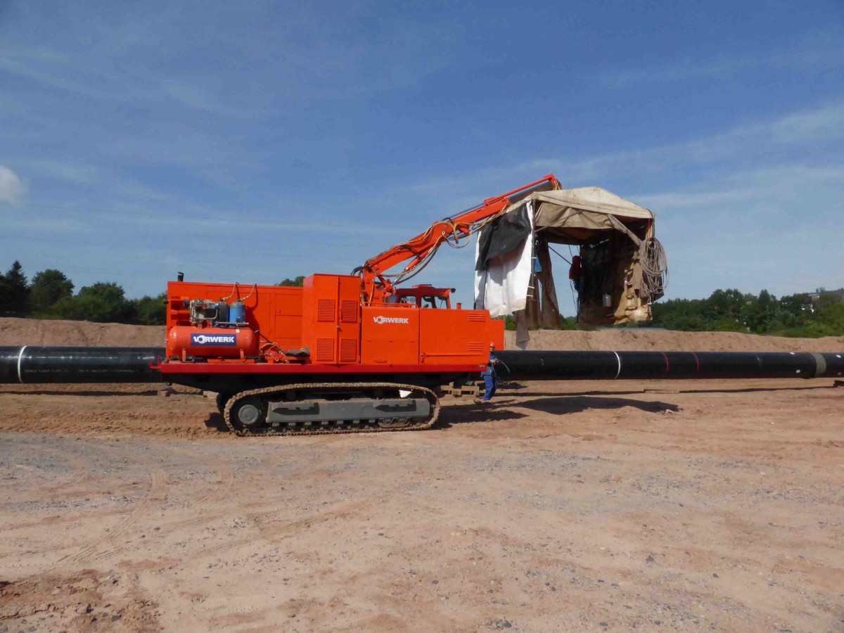 Liebherr RL der Firma  VORWERK  transportiert ein Schweierzelt auf der Baustelle der MIDAL-Gasleitung in 36100 Petersberg-Marbach, August 2013