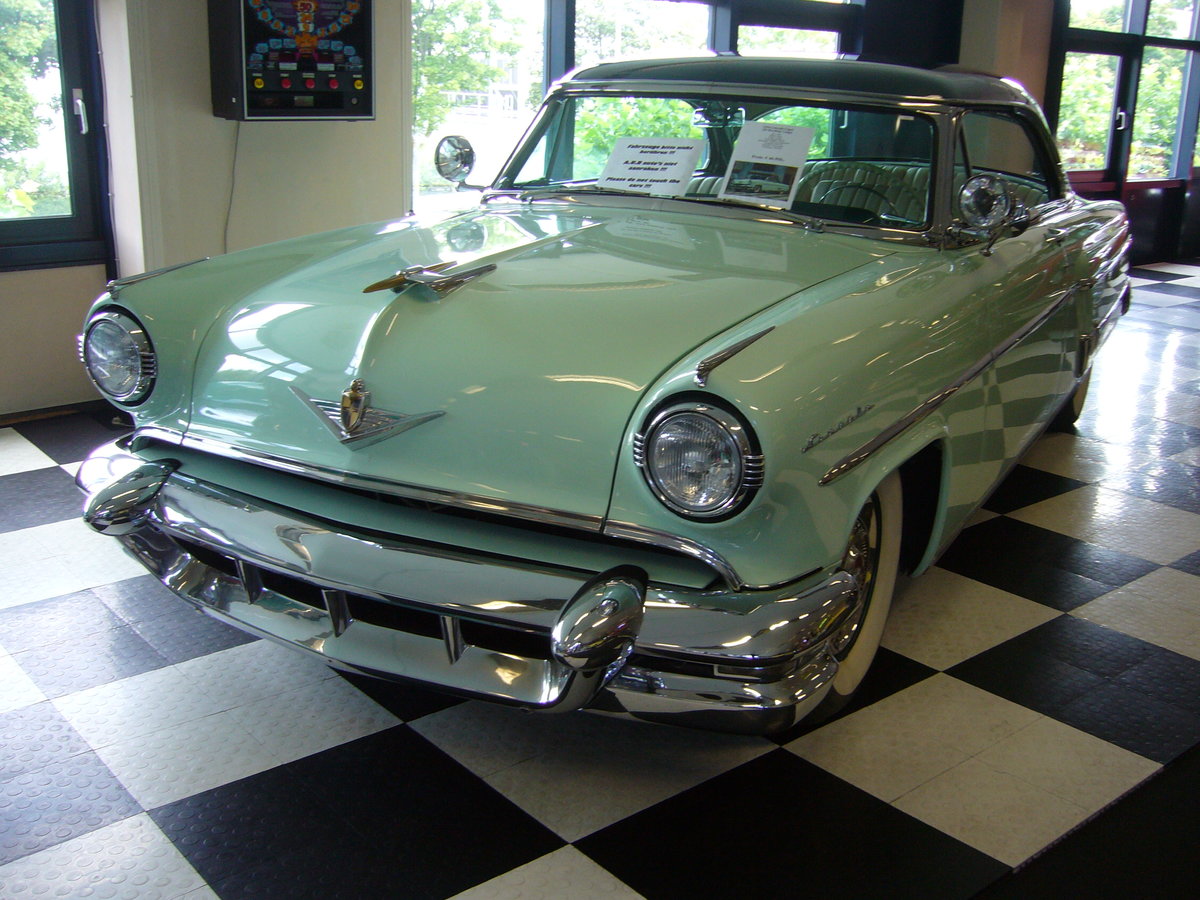 Lincoln Capri Hardtop Coupe aus dem Modelljahr 1954. Von diesem Modell verkaufte die Lincoln-Division im Jahr 1954 14003 Fahrzeuge. Der Grundpreis lag bei US$ 3869,00. Der
V8-motor hat einen Hubraum von 5200 cm³ und leistet 205 PS. Emmerich am 26.07.2017.