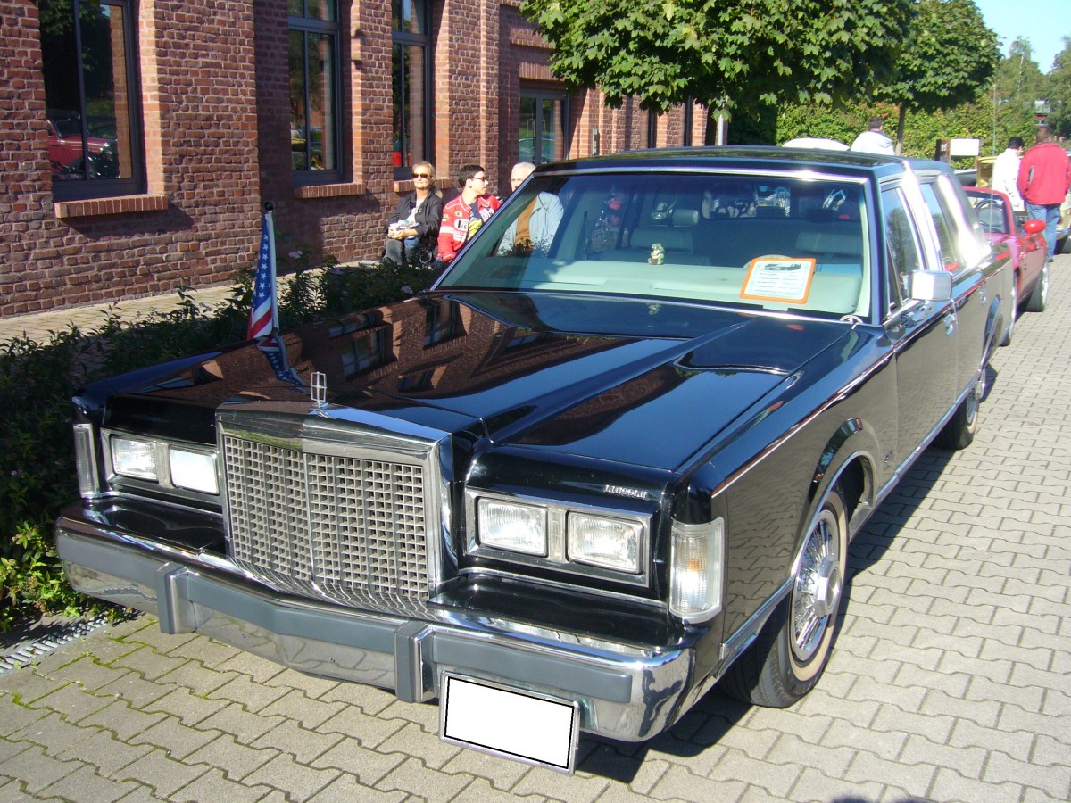Lincoln Town Car. 1981 - 1985. Seit seiner Markteinführung ist das Town Car das Topmodell der Lincoln Division in der Ford Motor Company. Der V8-motor hat einen Hubraum von 4886 cm³. Prinz-Friedrich-Oldtimertreffen am 27.09.2015 in Essen. 