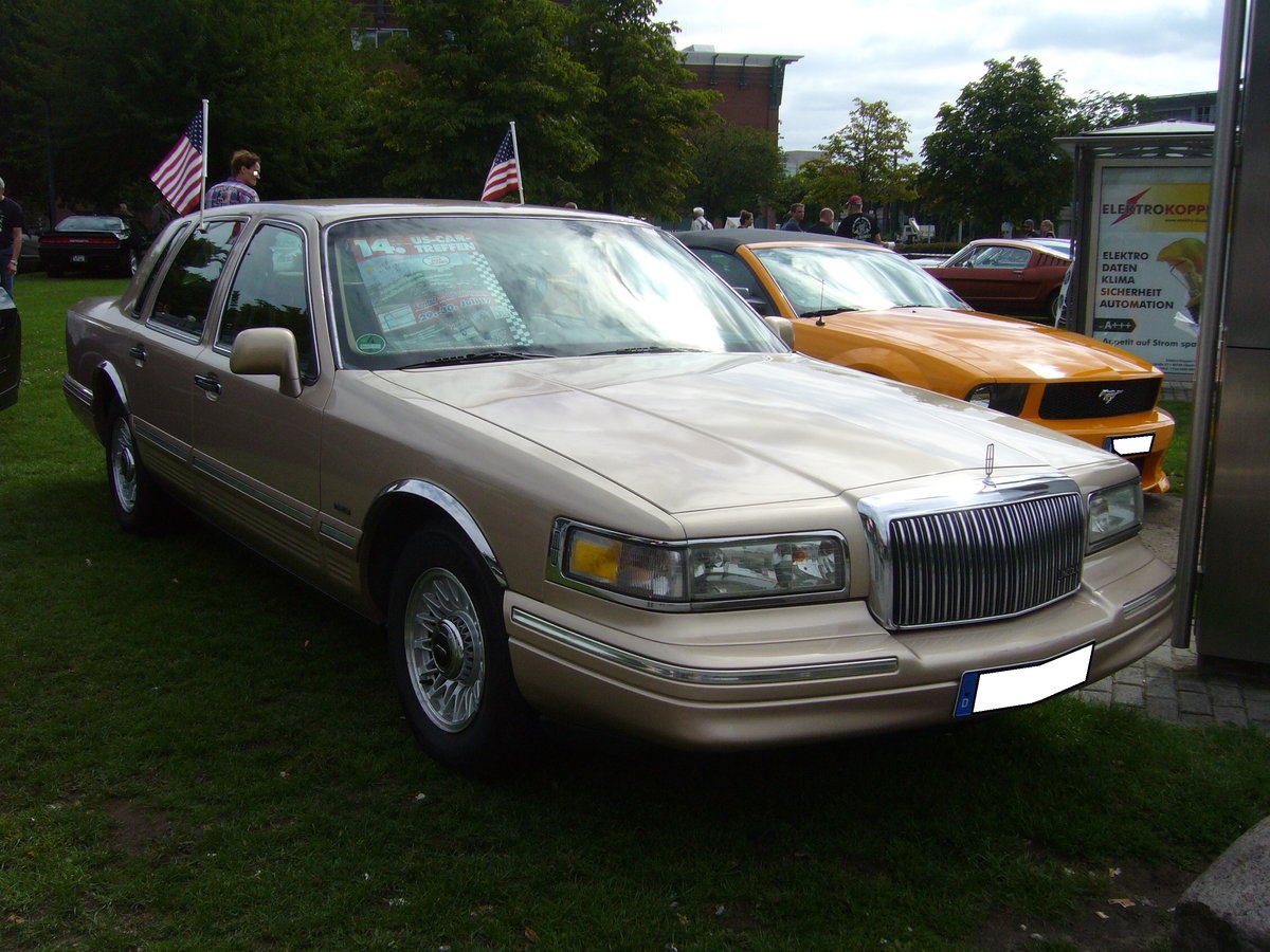 Lincoln Town Car des Modelljahres 1995. Der v8-motor hat einen Hubraum von 4.6l und leistet 213 PS. 14. US-Cartreffen am 29.07.2017 im CentroO.