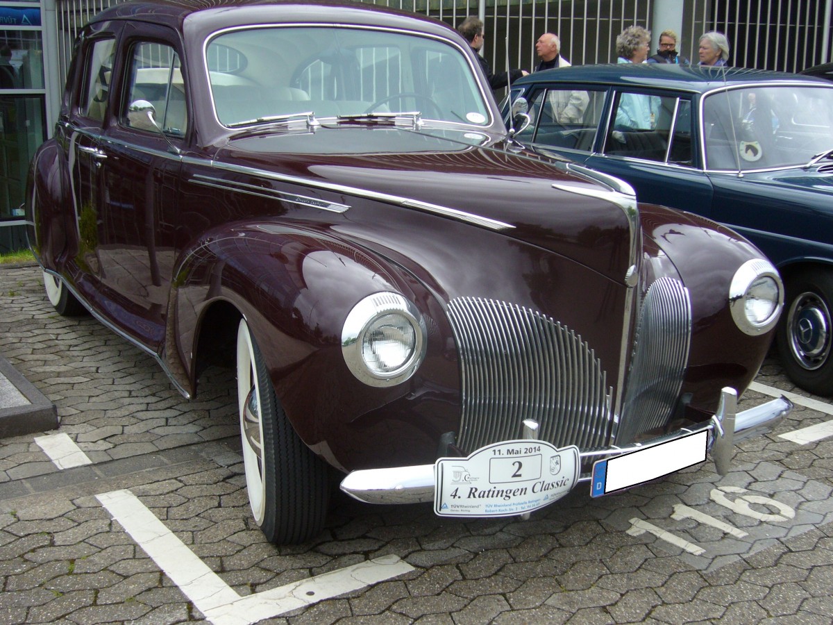 Lincoln Zephyr Sedan des Jahrganges 1940. Das Modell Zephyr wurde von dem legendären Niederländer John Tjaarda gezeichnet und 1936 vorgestellt. Es gab drei Karosserievarianten: Sedan, Convertible und Club Coupe. Von 1936 bis 1948 waren Lincoln Automobile grundsätzlich mit einem V12-motor ausgerüstet. Vierte Ratingen Classic am 11.05.2014. 