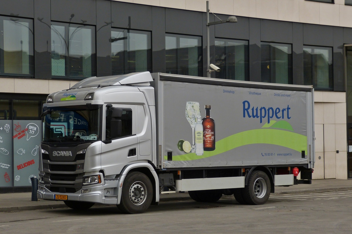 LKW Scania mit Kastenaufbau, von einem Getränkelieferanten gesehen 03.2022.