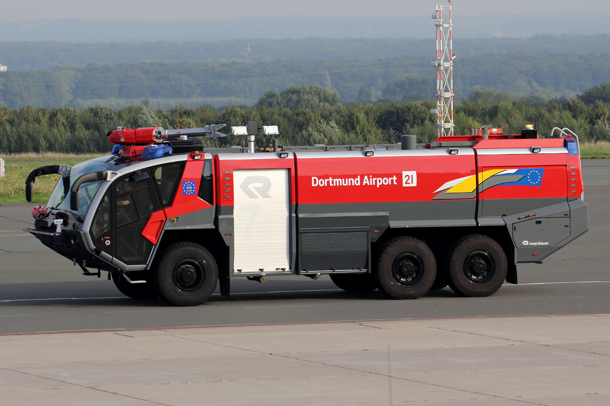 Löschfahrzeug der Flughafenfeuerwehr Dortmund am Dortmunder Flughafen 30.8.2015