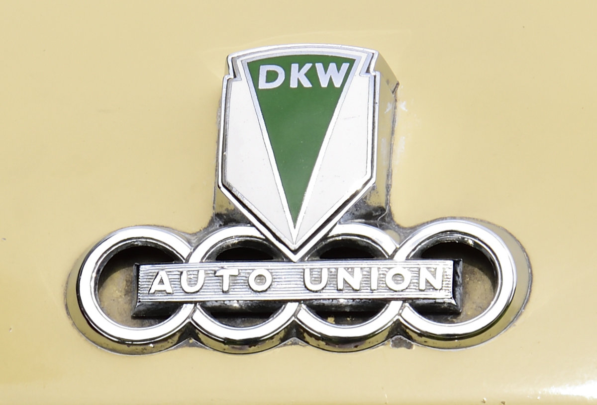 Logo vom DKW F93/94 von 1955 bis 1959 gebaut. 1955 wurde er als Großer DKW 3=6 (Typ F93) vorgestellt.  „Frühlingserwachen“ der Oldtimer-Interessengemeinschaft Grenzland, am 1.5.2018. Geilenkirchener Sportpark Loherhof.