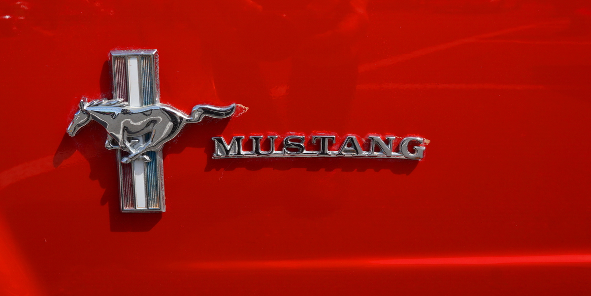 Logo und Schriftzug an einem Ford Mustang GT von 1965. Foto:32. Oldtimertage Berlin-Brandenburg; 13.05.2019