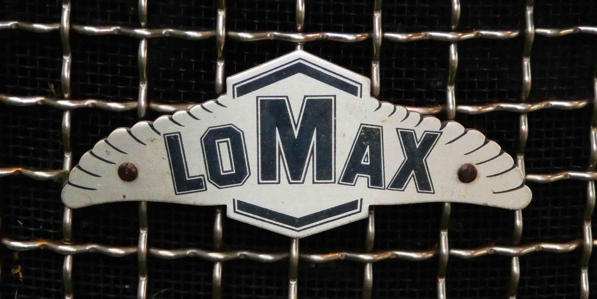 =LOMAX 223-Kühleremblem, gesehen bei den Retro Classics 2017 in Stuttgart im März 2017