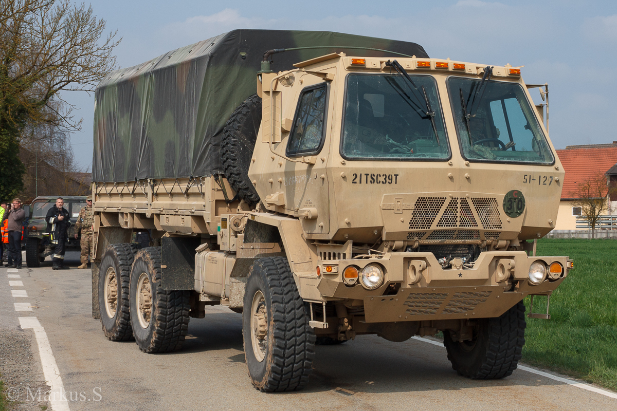 M1083A1P2 5to Cargo Truck FMTV (Family of Medium Tactical Vehicles) dieses Fahrzeug gehört das 39th Transportation Battalion von der 21st Theater Sustainment Command der U.S.ARMY. Aufgenommen bei der Luftlandeübung Saber Junction 16 bei Egelsee am 12.April 2016