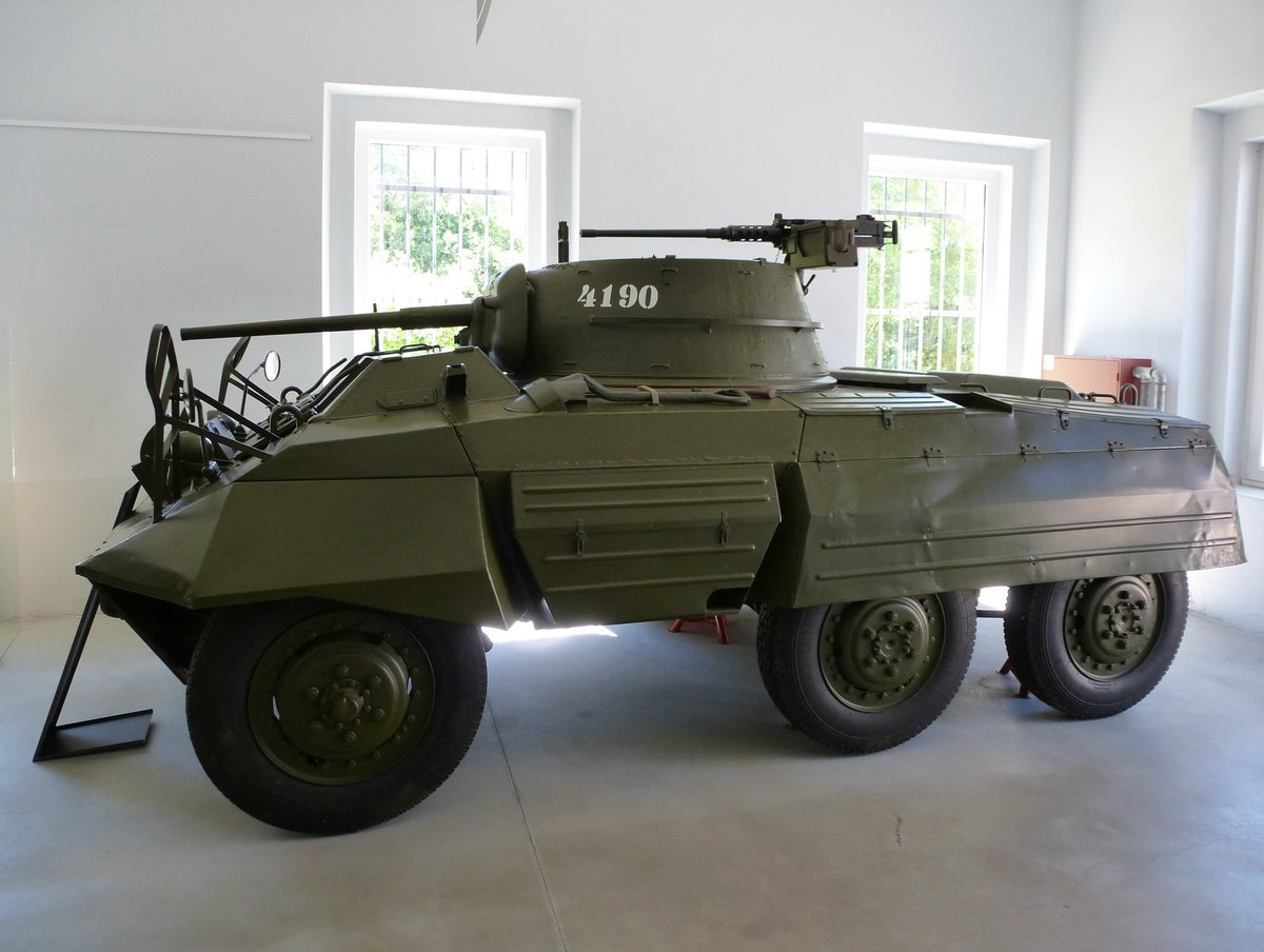 M8 Greyhound, US-amerikanischer Sphpanzer, ab 1943 eingesetzt, 6-Zyl.Ottomotor mit 110PS, Vmax.90Km/h, Militrmuseum Pivka/Slowenien, Juni 2016