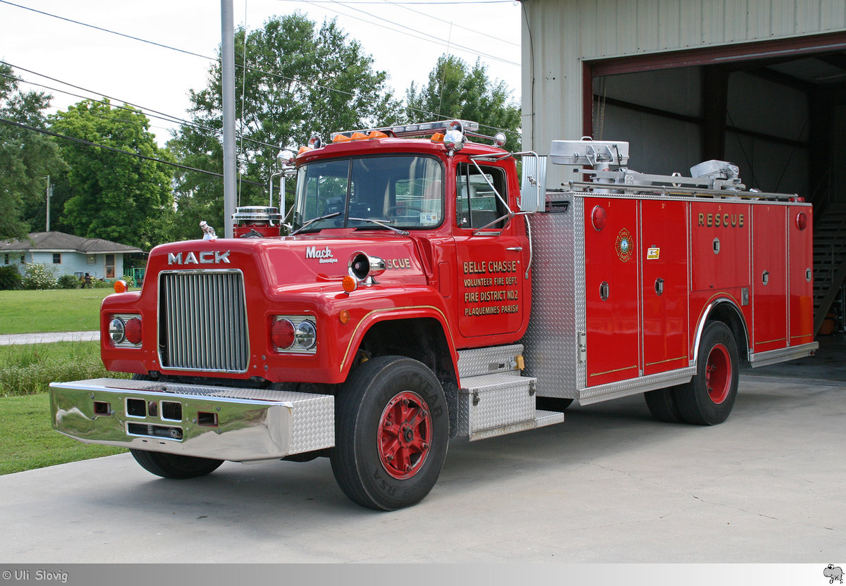 Mack R-Series Rescue Truck  Belle Chasse Volunteer Fire Department Fire District No. 2 Plaquemines Parish, aufgenommen in Belle Chasse, Louisiana / USA am 26. Mai 2016. 