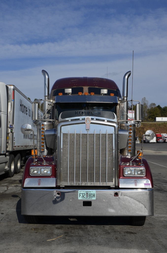 Mächtige Front eines Kenwortht Trucks, aufgenommen am 27.10.2013 in Mt. Airy,NC