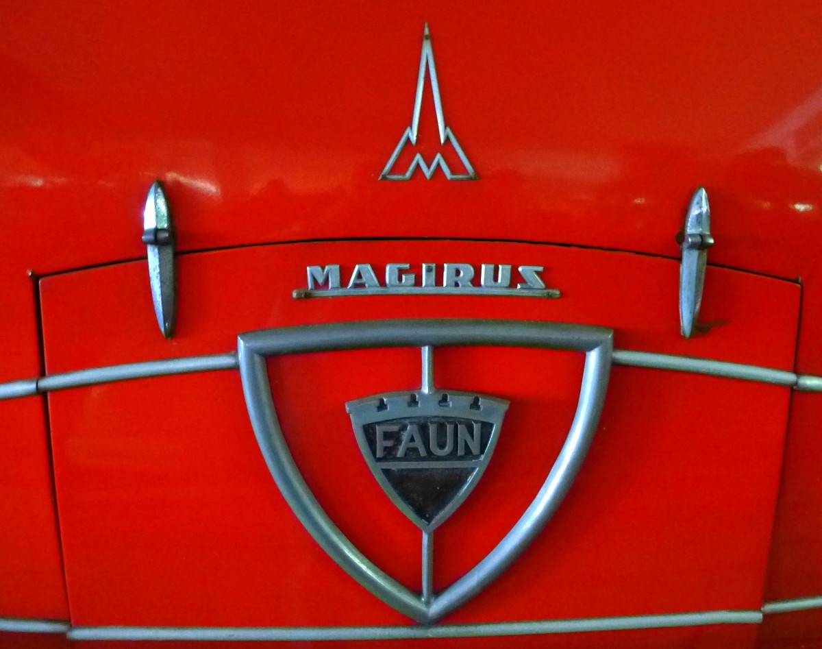 Magirus Faun, Logo und Schriftzug an der Front eines Oldtimer-Feuerwehrautos aus den 1960er Jahren, Sept.2015