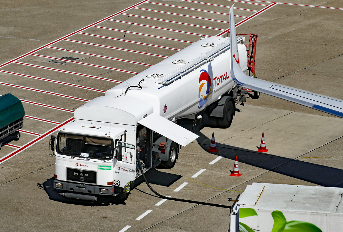 MAN 19.240 Total-Flugfeldtankwagen am Flughafen Düsseldorf - 29.08.2017