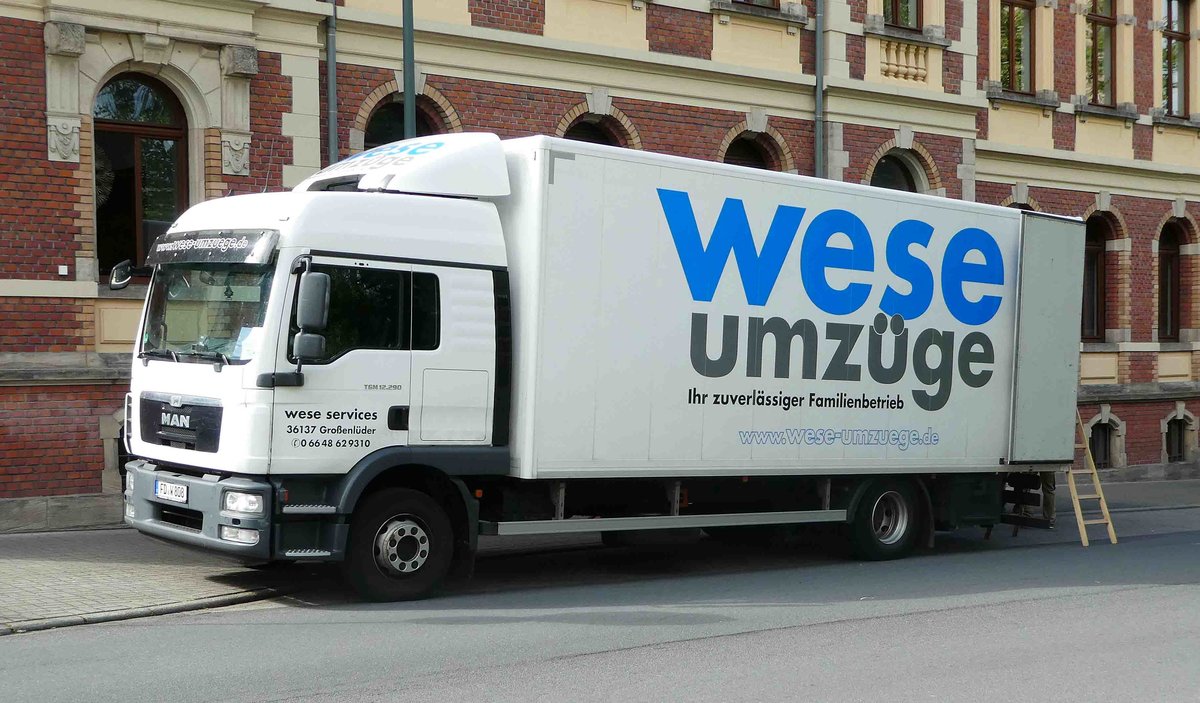 =MAN als Möbeltransporter von  WESE-Umzüge  gesehen im Juli 2017 in Fulda