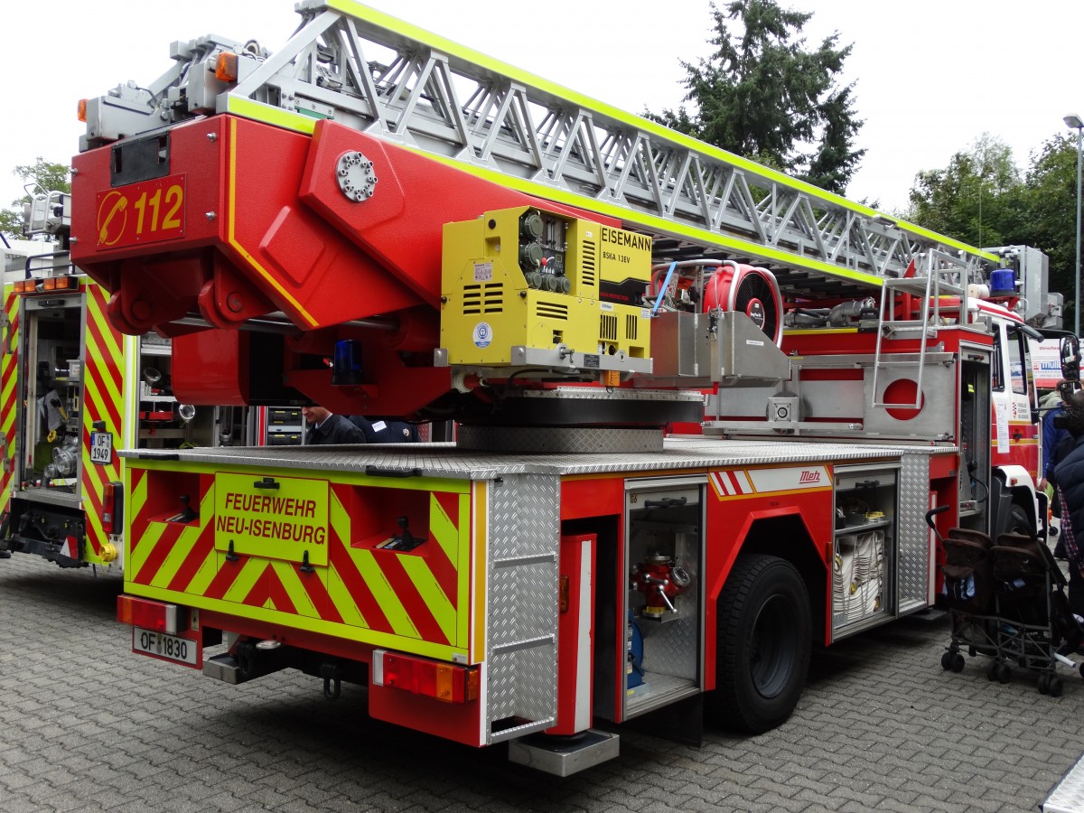 MAN DLK 23/12 (Florian Isenburg 1/30) am 13.09.14 in Neu-Isenburg beim Tag der Offenen Tür der Feuerwehr von hinten 
