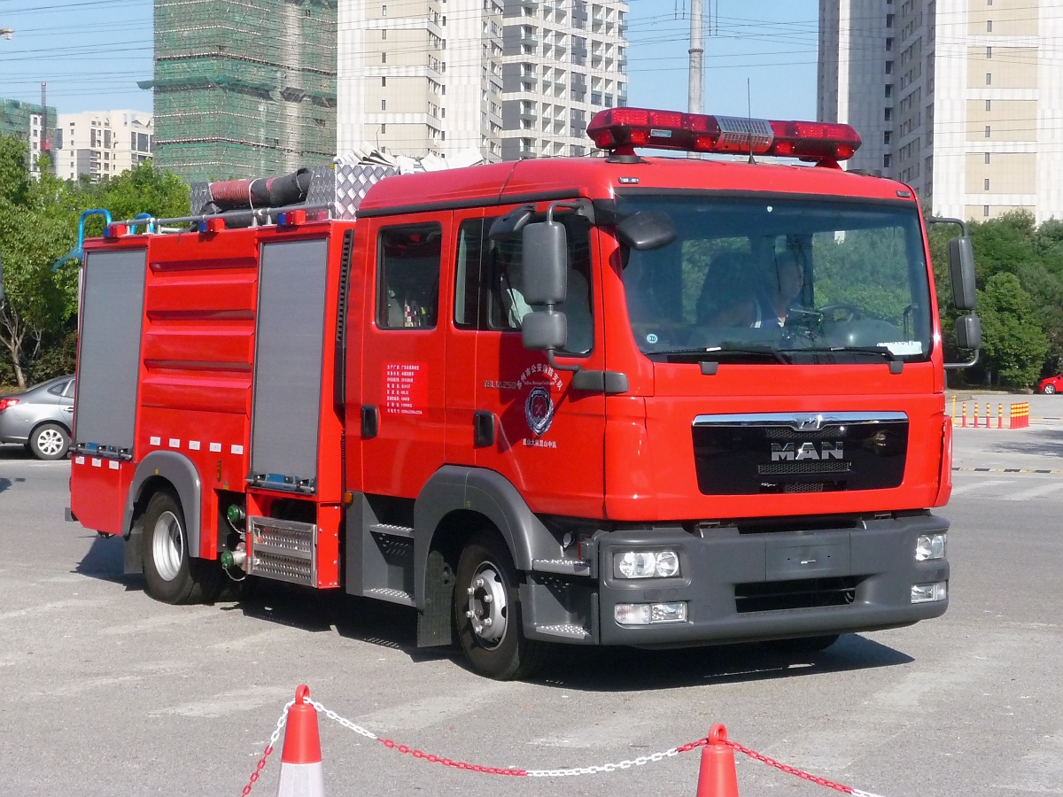MAN Feuerwehrfahrzeug in Kunshan, Jiangsu, am 2.10.2015