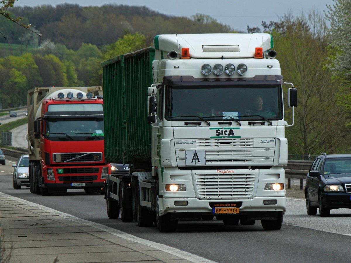 MAN Hängerzug mit Rollcontainern und ein Volvo mit Kesselcontainer auf dem Auflieger am 03.01.2014 auf der A4 bei Aachen.