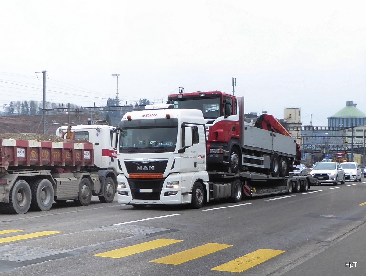 MAN Sattelschlepper mit Scania LKW als Ladung unterwegs in Aarberg am 15.03.2018