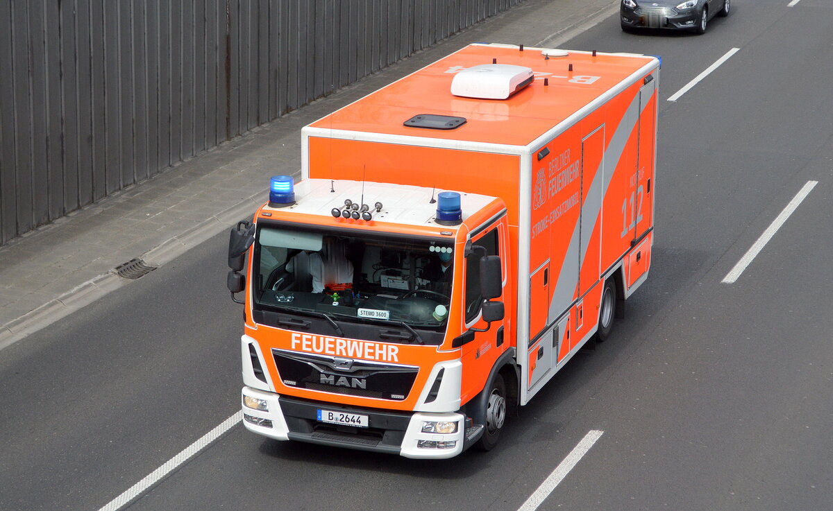 MAN TGL 12.250 4x2 BL Stroke-Einsatz-Mobil (STEMO 3600) zur Erst-Versorgung von Schlaganfallpatienten der Berliner Feuerwehr am 26.04.21 Berliner Stadtautobahn Höhe Knobelsdorffbrücke.