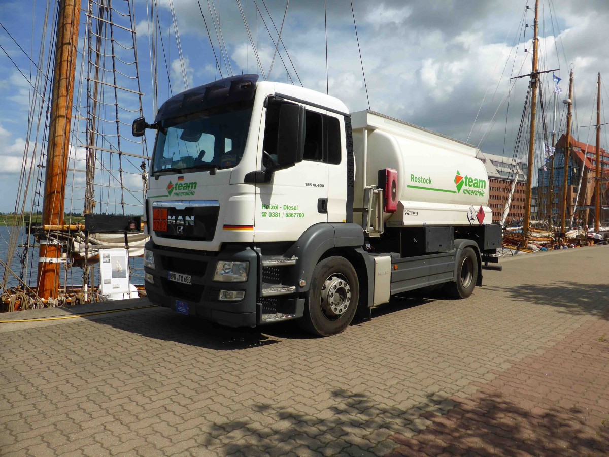 MAN TGS 18.400 bringt Kraftstoff für ein Schiff im Rostocker Hafen, August 2014