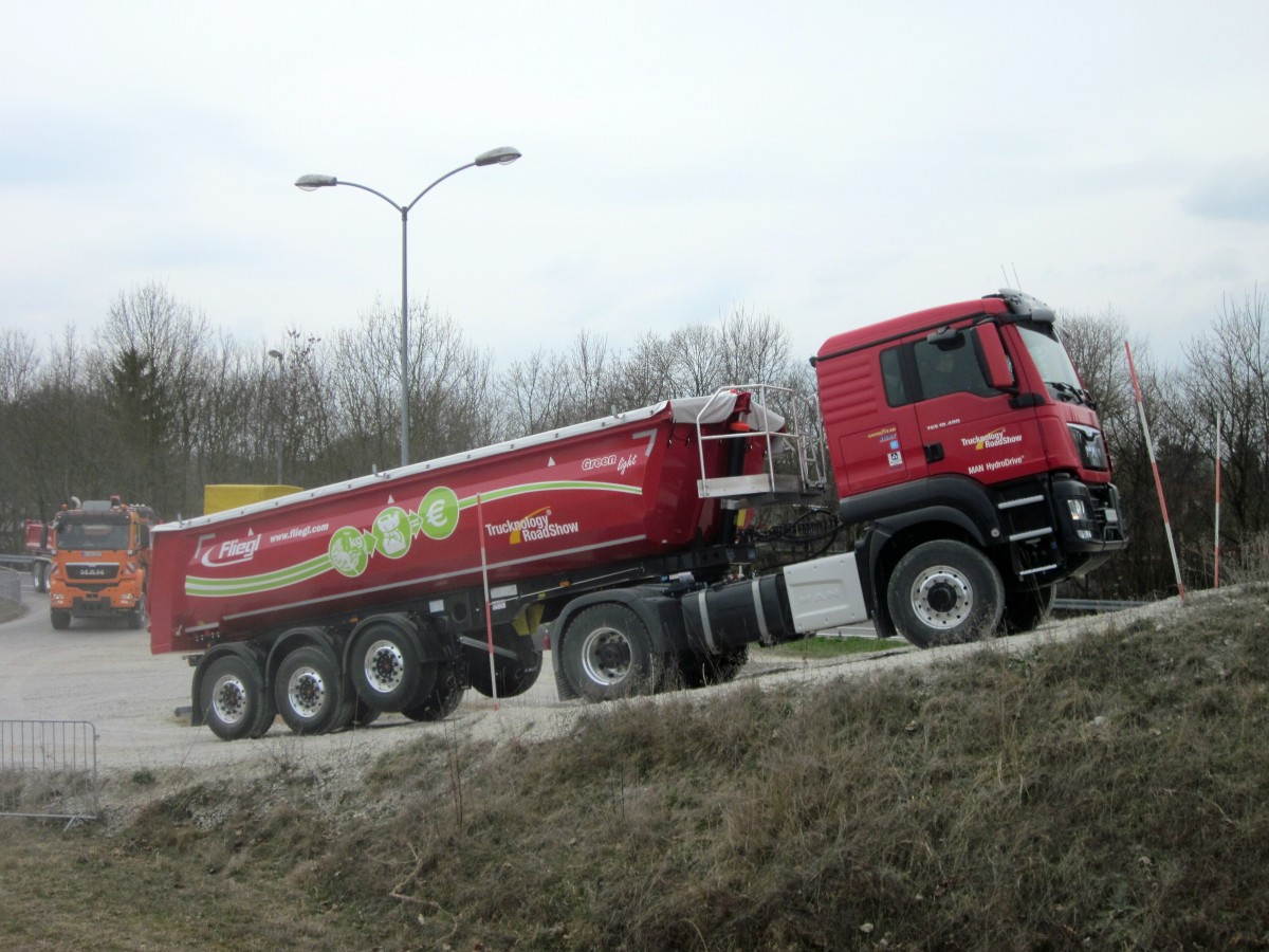MAN TGS 18.440 mit HydroDrive an der Vorderachse und Euro 6 Motor bei Testfahrten auf lockerem Untergrund während der MAN Trucknology Days im März 2014 in München.