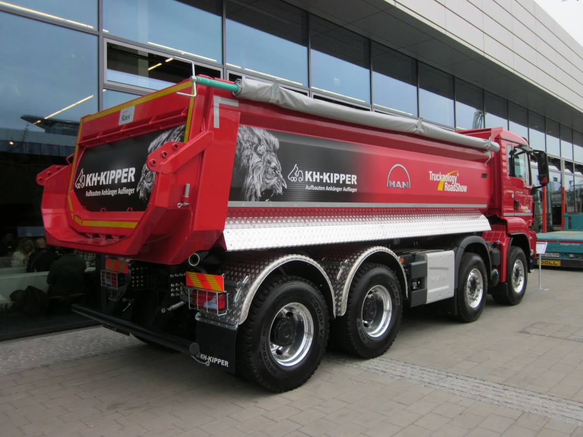 MAN TGS 4-Achs-Kipper (8x4) im März 2014 während der MAN Trucknology Days in München ausgestellt.