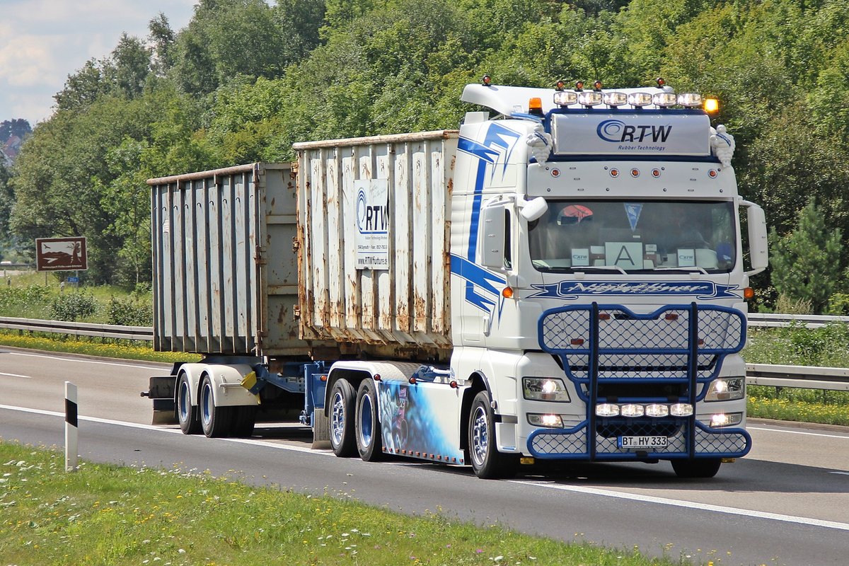 MAN TGX als Tandemzug mit Abrollcontainern unterwegs auf der A44 Richtung Dortmund. Zierenberg 08.08.2012 ( Bild von einem Parkplatz aus gemacht )