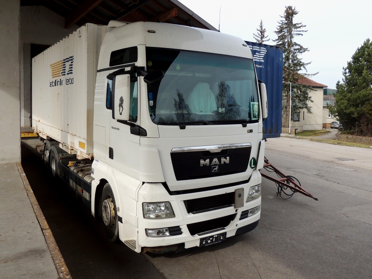 MAN TGX26.440 mit Wechselaufbau, am alten Gütermagazin in Ried für die Rumänien-Hilfe bereitgestellt; 160227