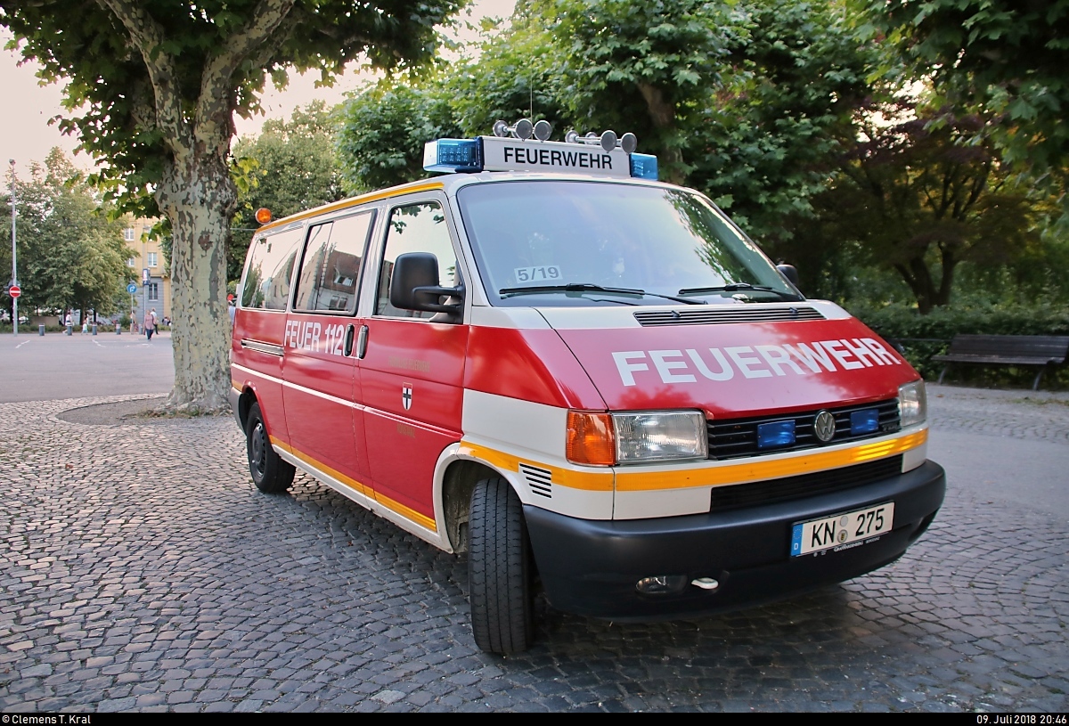 Mannschaftstransportwagen (MTW) VW T4 (KN-275) der Feuerwehr Konstanz steht im Abendlicht am Hafen Konstanz.
[9.7.2018 | 20:46 Uhr]
