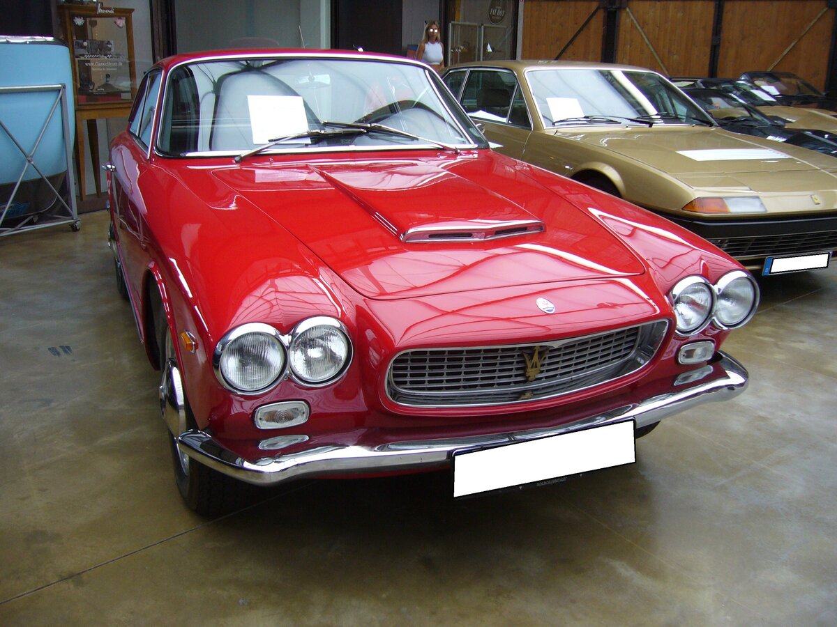 Maserati 3500 GTi S Sebring der Seria 1, gebaut in den Jahren von 1960 von 1964. Von diesem Coupe wurden lediglich 348 Fahrzeuge ausgeliefert. Der abgelichtete Wagen wurde 1963 produziert. Der im Farbton amaranto rame lackierte Wagen hat einen Sechszylinderreihenmotor, der aus einem Hubraum von 3485 cm³ 230 PS leistet. Classic Remise Düsseldorf am 13.07.2021. 