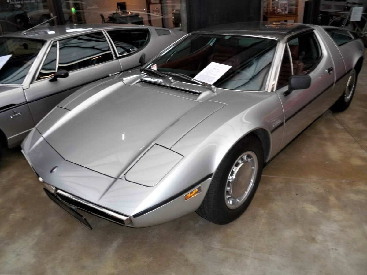 Maserati Bora 4.9 aus dem Jahr 1973. Produziert wurde das Modell von 1972 bis 1978. Der Bora war der erste Straßensportwagen aus Modena mit Mittelmotor. Wie bei Maserati damals üblich, war auch der Bora nach einem am Mittelmeer beheimateten Fallwind benannt. Der im Farbton argento lackierte Wagen hat einen V8-Motor, der aus einem Hubraum von 4930 cm³ 332 PS leistet. Classic Remise Düsseldorf im Februar 2023.