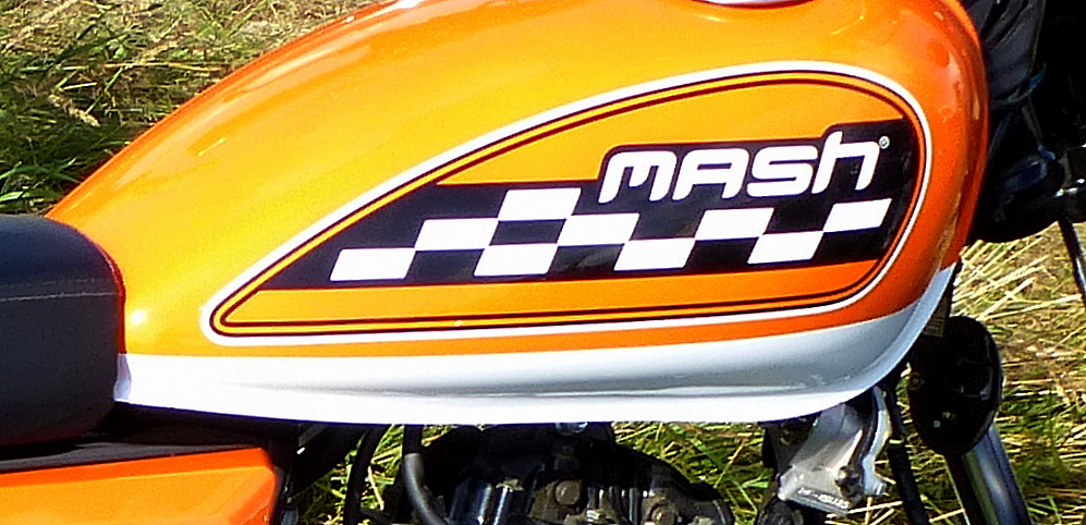 mash, Tankaufschrift an einem Motorrad der seit 2011 bestehenden franzsischen  Motorradmarke, die Fahrzeuge aus Fernost vertreibt , Nov.2016