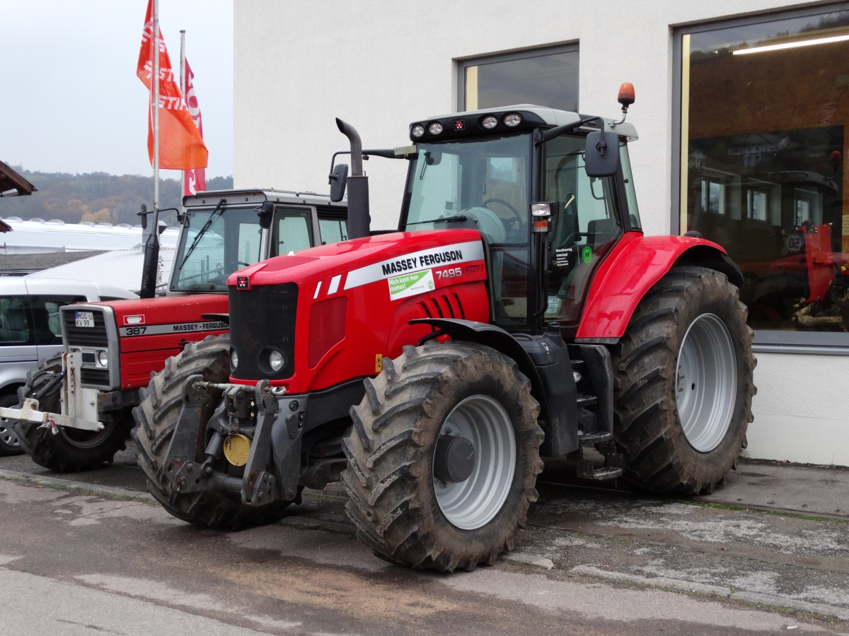 Massey Ferguson Traktor am 13.11.14 in Mosbach (Baden) 