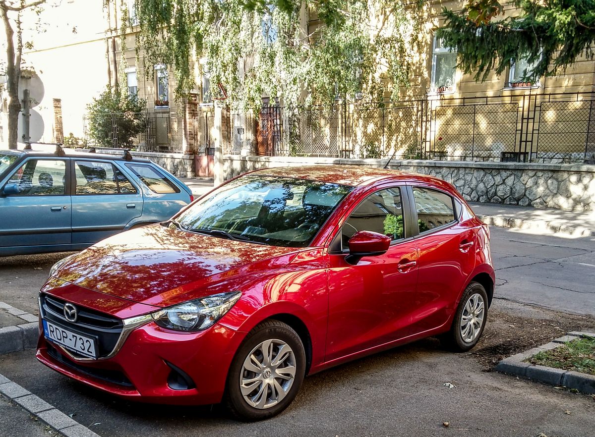 Mazda 2 in rot, gesehen in 09.2020.