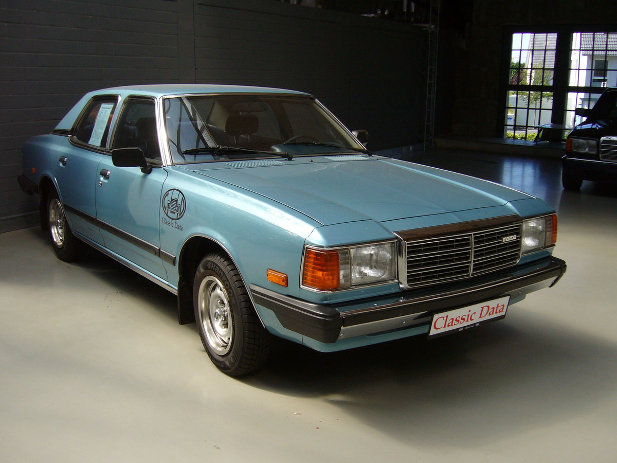 Mazda LA4 Hardtop Limousine aus dem Modelljahr 1980. Der Wagen stammt aus französischem Erstbesitz. Der Vierzylinderreihenmotor hat einen Hubraum von 1956 cm³ und leistet 90 PS. Classic Remise Düsseldorf am 15.07.2018.