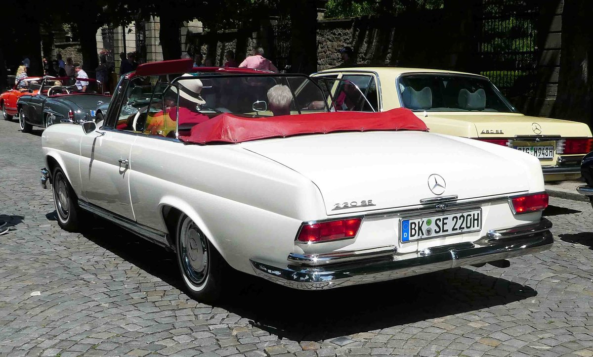 =MB 220 SE Cabriolet, 120 PS, Bj. 1962, gesehen anl. der ADAC Deutschland Klassik 2017 in Fulda, Juli 2017