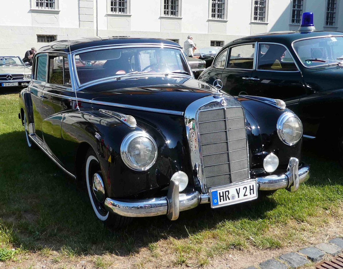 =MB 300 b, Bj. 1955, 125 PS, ausgestellt bei Blech & Barock im Juli 2018 auf dem Gelände von Schloß Fasanerie bei Eichenzell