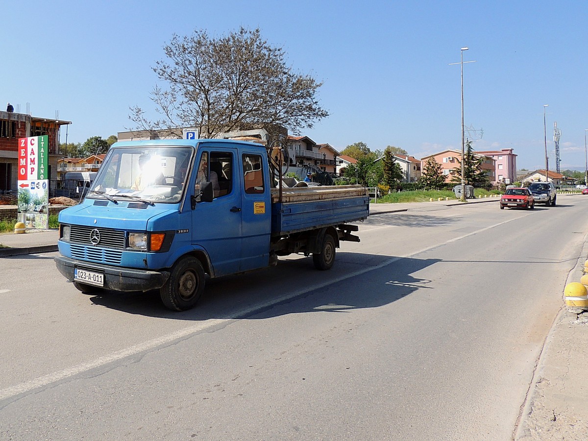 MB-310D,T1 Pritsche mit Doppelkabine, auf den Straßen von Međugorje; 130424