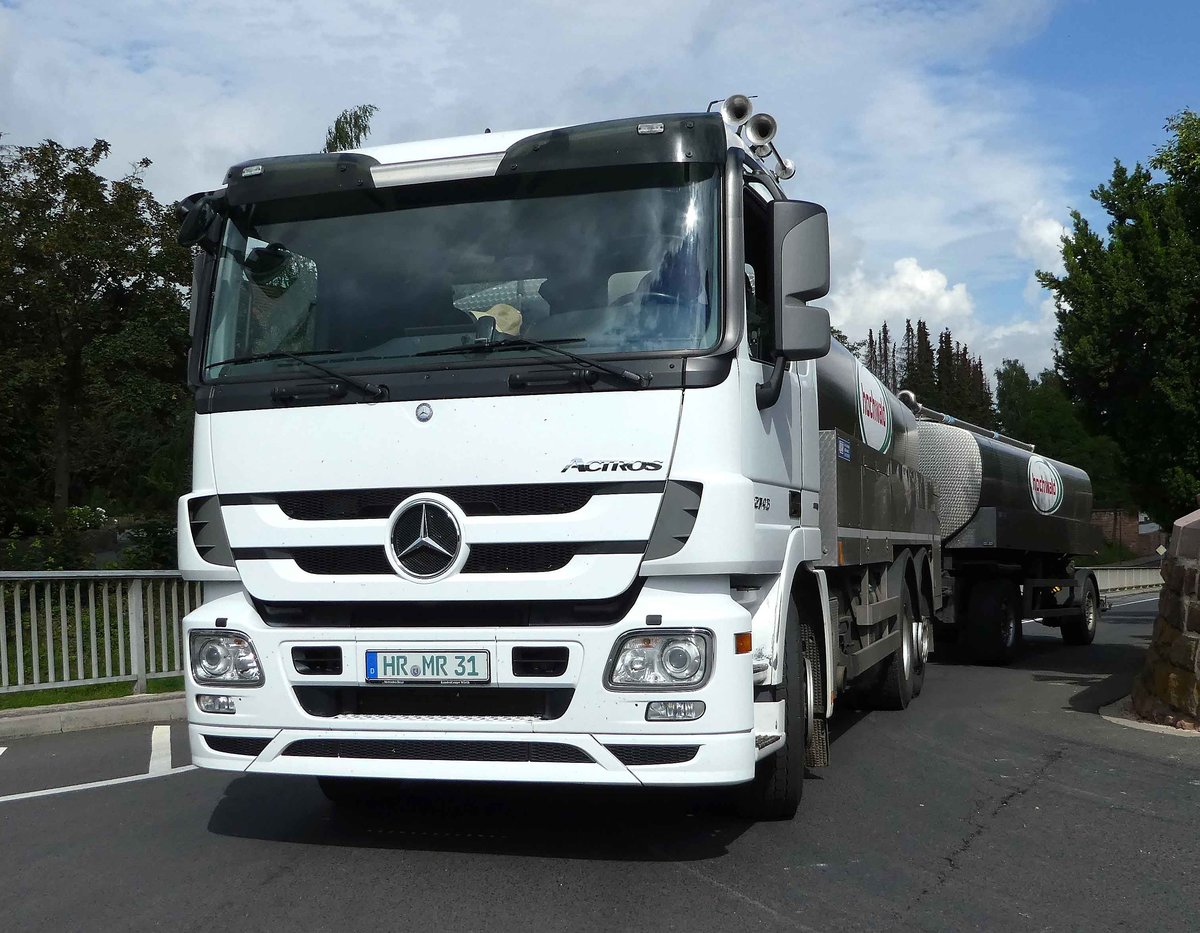=MB Actros 2746-Milchtransporter steht zur Abfertigung an der Molkerei in Hünfeld, Juni 2019