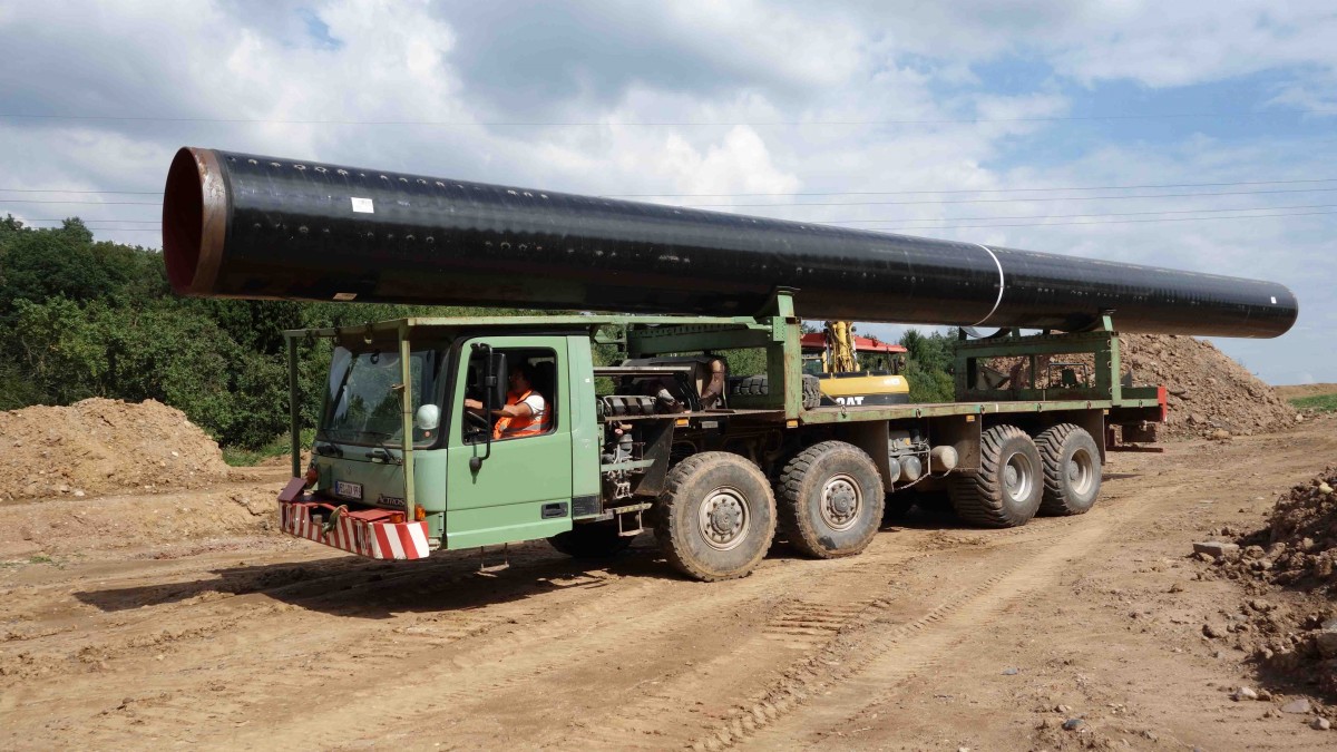 MB Actros 4140 bringt ein weiteres Stahlrohr fr die MIDAL-Gasleitung in den Bereich von 36100 Petersberg-Steinau, August 2013