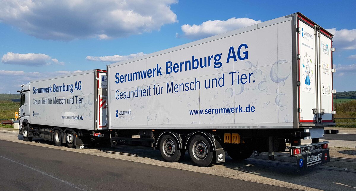 =MB Actros-Hängerzug von der SERUMWERK BERNBURG AG rastet im Mai 2022 an der A 66