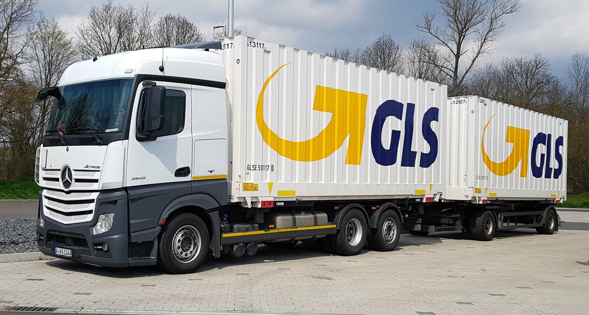 =MB Actros-Hängerzug transportiert Container des Paketdienstes GLS, 04-2021