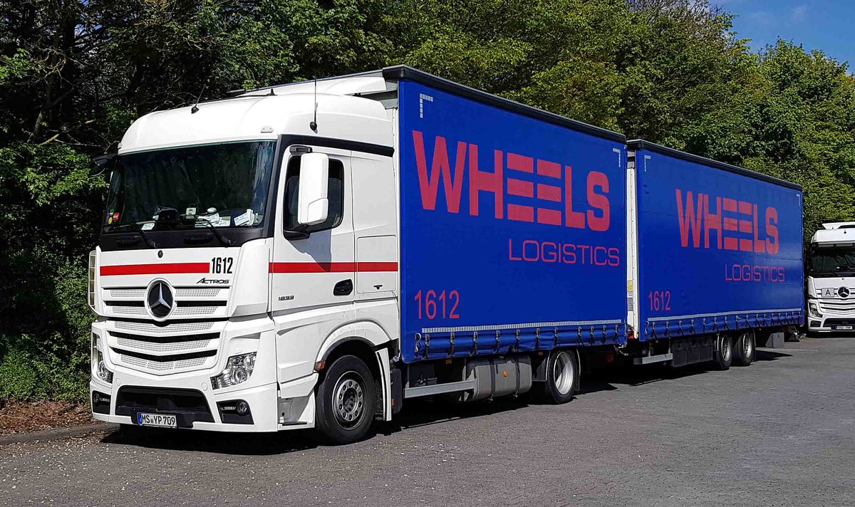 =MB Actros-Hängerzug von WHEELS-Logistics rastet im Mai 2019 an der A 7
