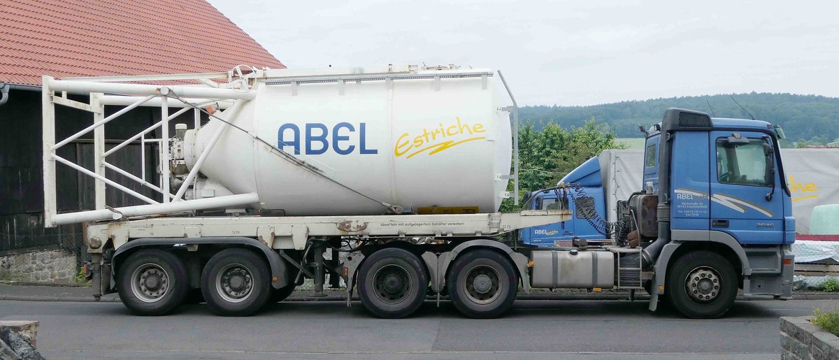 =MB Actros-Sattelzug der Firma ABEL-ESTRICHE steht zur Anlieferung eines Mörtelsilos in Petersberg-Marbach, Juni 2018