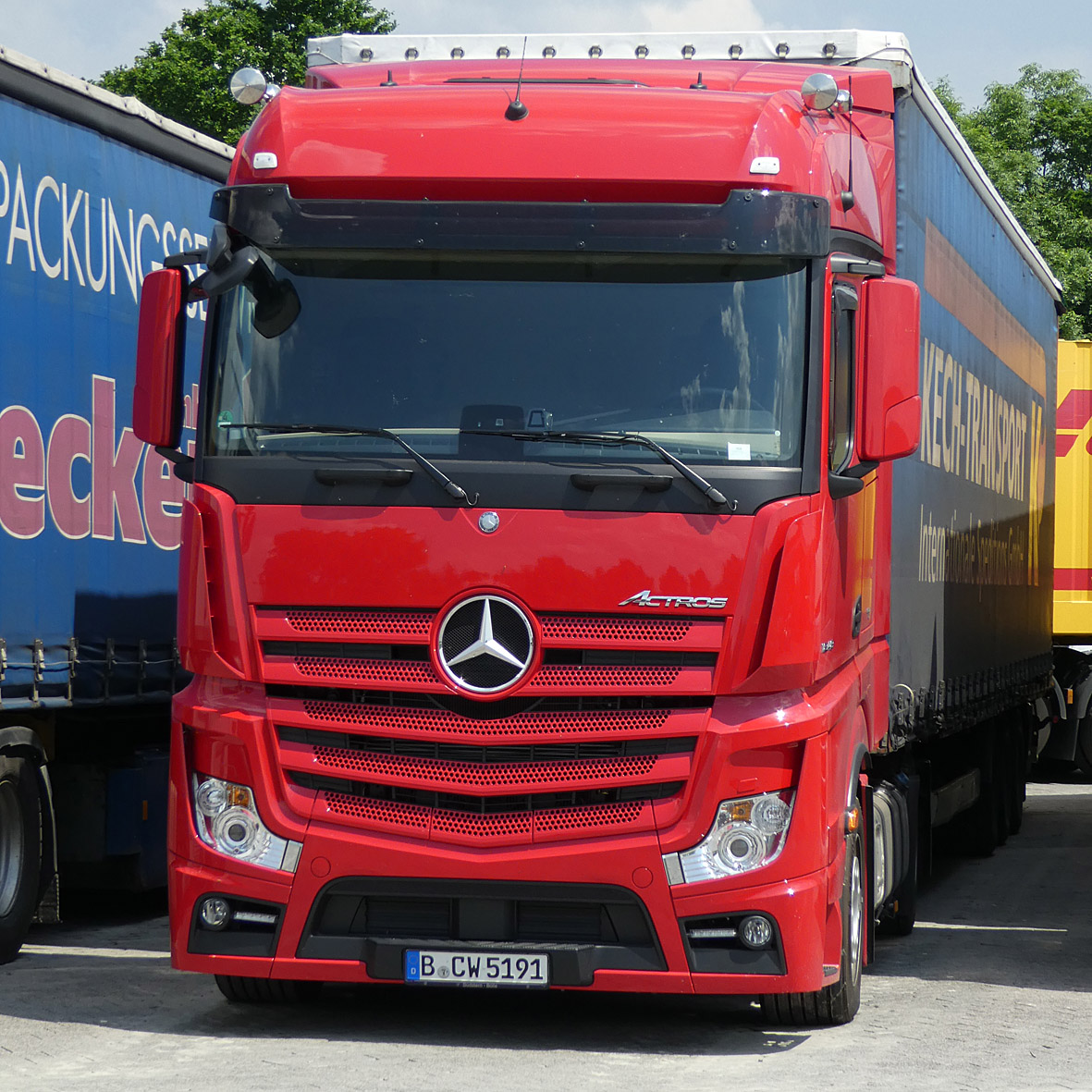 MB Actros-Sattelzug rastet am Autohof Fulda Nord im Juni 2016