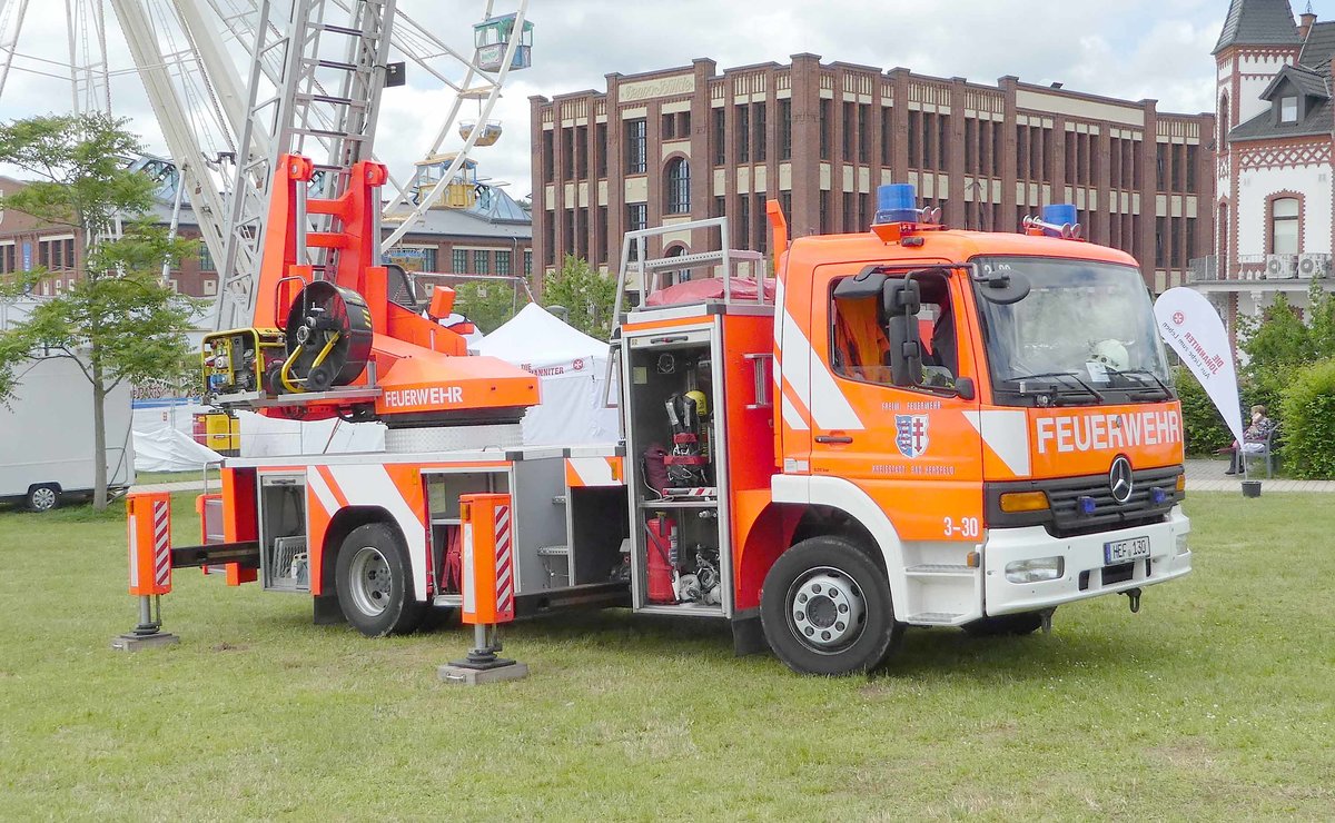 =MB als DLK der Feuerwehr Bad Hersfeld steht auf der Präsentationsfläche der Rettungs- und Hilfsdienste, gesehen im Juni 2019 beim Hessentag in Bad Hersfeld