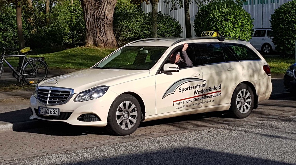 =MB C-Klasse-Taxi steht im Mai 2019 am Bf. Rendsburg