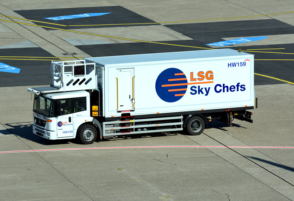 MB Econic 1824 als Cateringfahrzeug (LSG)  auf dem Flughafen Düsseldorf - 01.10.2015